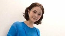 「フランス行きの飛行機後ろは…」村重杏奈 目を見開き人気タレントとの“まさかの遭遇”に驚愕！頬にキスするラブラブショットに「もうここは渋谷じゃん！」