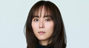 比嘉愛未 故郷・沖縄で美背中際立つ水着姿を公開！おちゃめなウインクなどオフ感あふれるショットに「海の妖精」「写真集出すのかと」