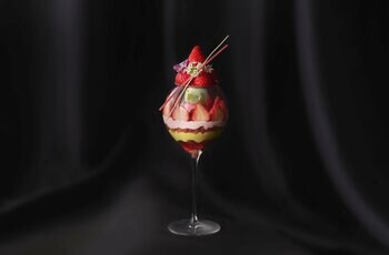 【ウェスティン都ホテル京都】苺の甘さをバジルの青々とした清涼感が凛と引き締める。甘いだけではない、大人の夏苺パフェが8月限定で登場。