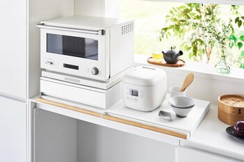 【山崎実業 新商品のお知らせ】 引き出しとスライドテーブルの上下を組み替えられる家電下収納や、ハーフサイズティッシュ対応のボトル型ティッシュケースなど、新商品が発売になりました。