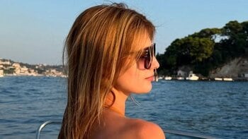 「いつみても見惚れる」マギー 水着姿で鍛え抜かれた美腹筋＆すらりと伸びた美脚を披露！「スタイル女神」「マーメイドですね」