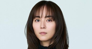 比嘉愛未 故郷・沖縄で美背中際立つ水着姿を公開！おちゃめなウインクなどオフ感あふれるショットに「海の妖精」「写真集出すのかと」