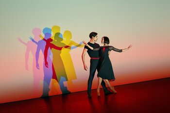 【映画館でバレエを】ロイヤル・バレエ『バレエ・トゥ・ブロードウェイ』9/19（金）公開！現代を代表する振付家クリストファー・ウィールドンが豊かな音楽性と卓越したパ・ド・ドゥで世界を魅了！