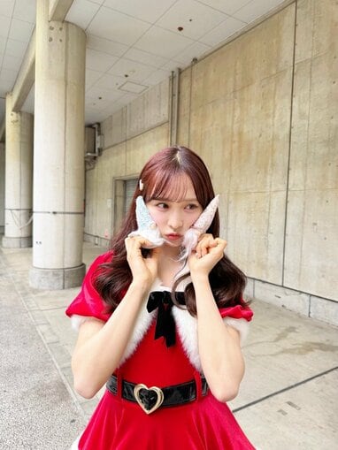 AKB48小栗有以 大胆肌見せミニスカサンタ姿にファン悶絶！「可愛さ超越