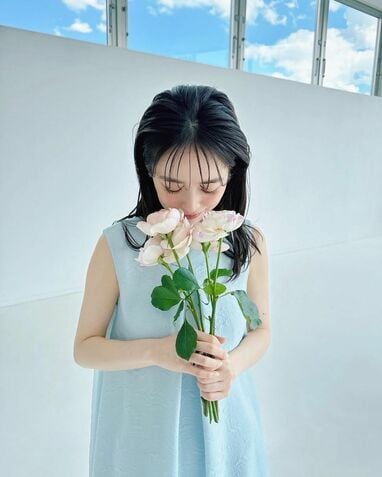 泉里香 “父の日”ショットを公開 35歳の透明感がはんぱないノースリーブ