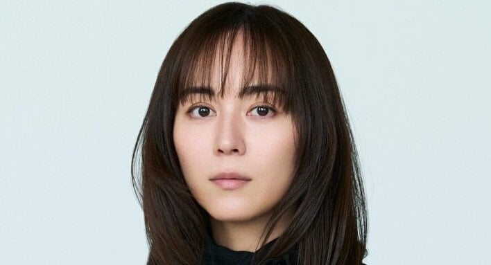 比嘉愛未 故郷・沖縄で美背中際立つ水着姿を公開！おちゃめなウインクなどオフ感あふれるショットに「海の妖精」「写真集出すのかと」