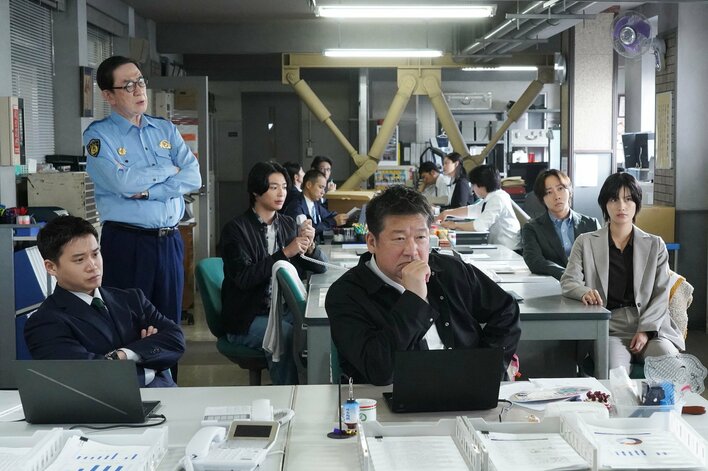 “消しゴム事件”の捜査を進める誠（佐藤二朗）と明日香（橋本愛）たち！そこへある事件について話したいという男が…『夫婦別姓刑事』第10話予告