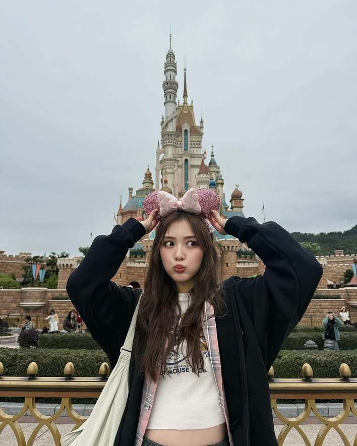 【画像10枚】内田理央とディズニーデート気分!腹チラ&カチューシャショットを見る