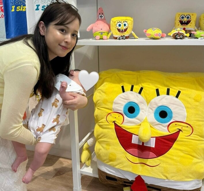 久慈暁子 生後4ヵ月長女がスポンジ・ボブに夢中！？な姿を公開！首を