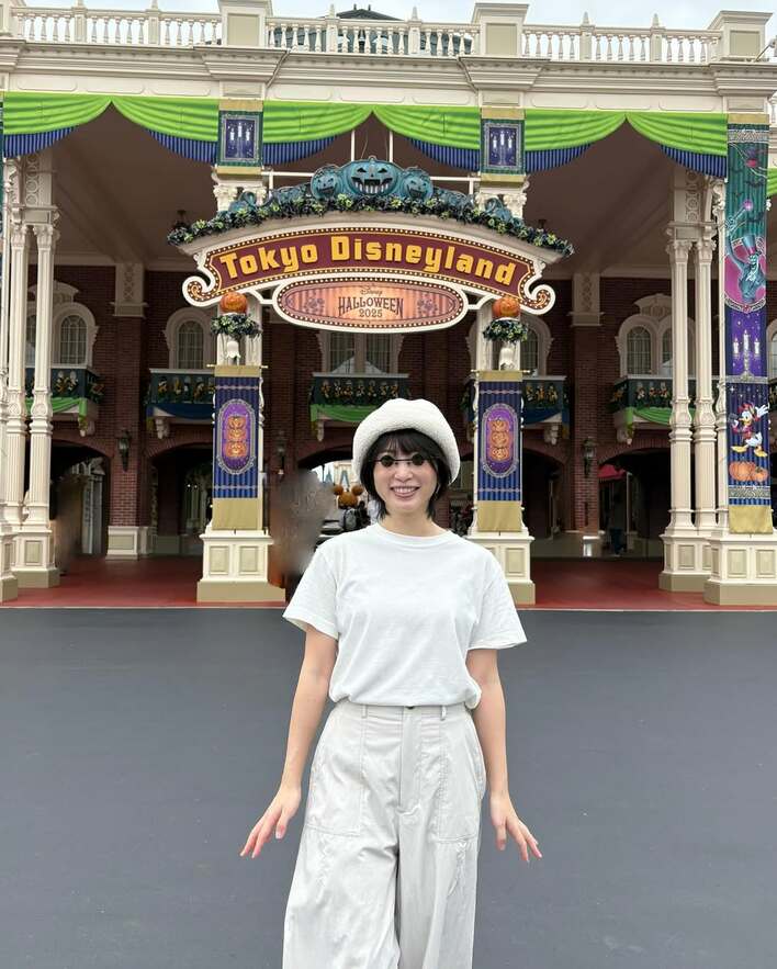 メガネ違和感笑」志田未来 ベイマックス風コーデでディズニー