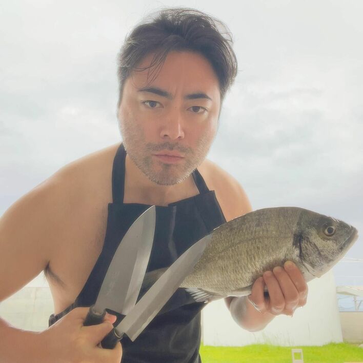 誰がするかが重要】山田孝之 まさかの裸エプロン！？刺激的なオフ