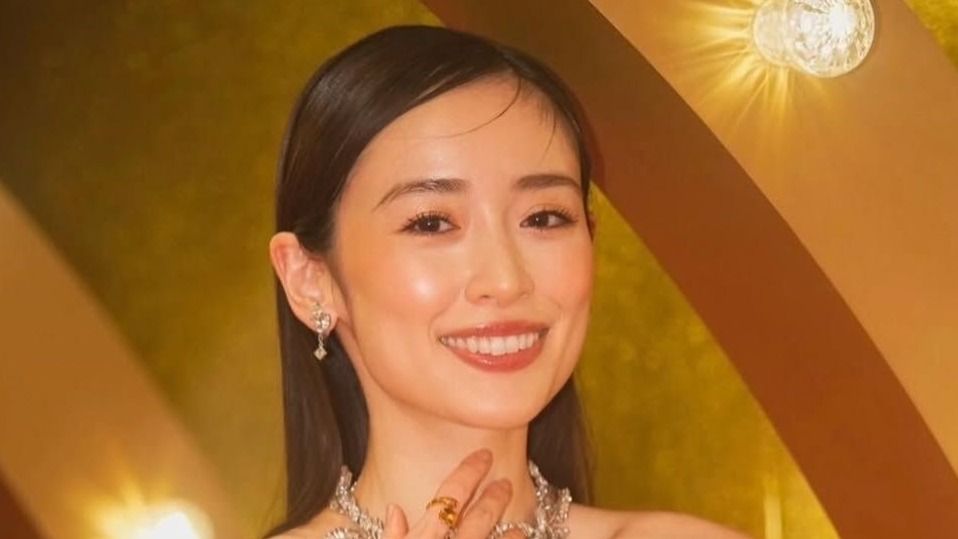 東洋のクレオパトラ」泉里香 美ボディー際立つ豪華ドレス姿披露