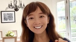 アグネス・チャン カリフォルニアの広々自宅で膝上ミニワンピ姿を公開！開放感あふれるスタイリッシュな空間で微笑む姿に「スタイルいい」