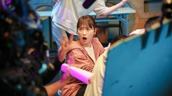 川栄李奈、新CMでハイテンションな演技を見せる