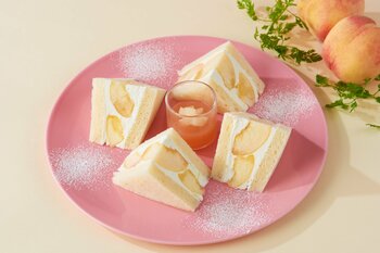 じゅわっと広がる果汁がたまらない！桃を“まるごと1個”使用した、夏の贅沢サンドウィッチが今年も登場