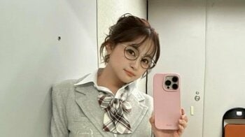 鈴木奈々 “美脚”際立つミニスカートの制服姿を披露！すらりと伸びる長い脚にファン絶賛「足長」「めちゃくちゃ似合ってる」
