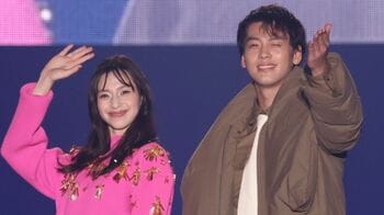 中条あやみ・竹内涼真　体を寄せ合い投げキスも！華やかランウェイを披露