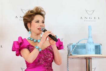 デヴィ夫人、右足骨折を明かすも「この後も水槽に入る撮影が…」