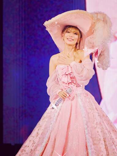 お人形さんのよう」浜崎あゆみ 美デコルテ際立つゴージャスなドレス姿