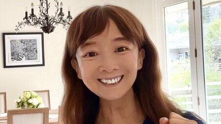 アグネス・チャン カリフォルニアの広々自宅で膝上ミニワンピ姿を公開！開放感あふれるスタイリッシュな空間で微笑む姿に「スタイルいい」
