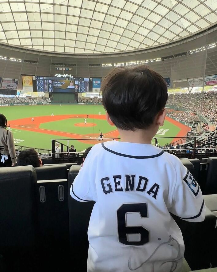 元乃木坂46衛藤美彩 子供2人と夫・源田壮亮選手の試合観戦オフ 元乃木坂46衛藤美彩 子供2人と夫・源田壮亮選手の試合観戦オフ