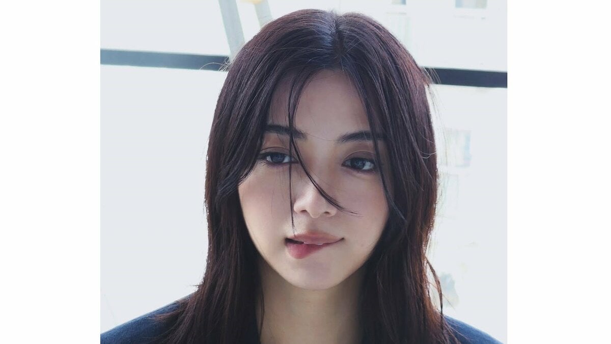 大人の魅力ハンパない」池田エライザ 肩出しの黒ドレスで上目遣い