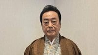 高橋英樹 大島紬の着物をリメイク！落ち着いた色合いの作務衣姿でのんびりとリラックスする様子に反響「素敵ですね」「お似合いです」