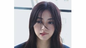 「大人の魅力ハンパない」池田エライザ 肩出しの黒ドレスで上目遣いショット披露！妖艶な振り向きショットに「はい最強！」