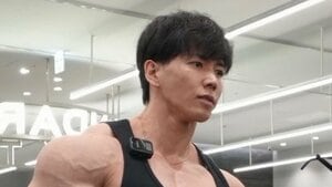 「膝がもう無い」横川尚隆 人間離れの脚を披露！ど迫力の肥大化した筋肉に「樹齢何年ですか？」「なんじゃコリャ〜！」