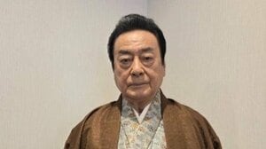 高橋英樹 大島紬の着物をリメイク！落ち着いた色合いの作務衣姿でのんびりとリラックスする様子に反響「素敵ですね」「お似合いです」