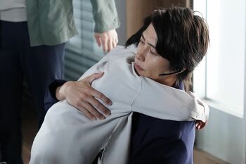 山下智久と石塚陸翔の“熱い抱擁”に視聴者も涙「感動しちゃう」「涙止まらん」『ブルーモーメント』