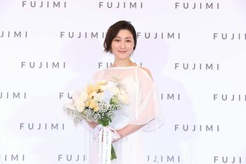 広末涼子「美を纏う」新CMで透明感あふれる肌を大胆披露！普段のスキンケアの秘訣も明かす