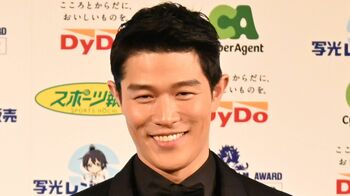 鈴木亮平 松坂桃李に感謝「芝居を受け止めてくれた」報知映画賞 助演男優賞を受賞！