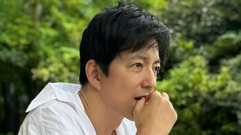 「初春なの？」大沢たかお 爽やかすぎるショット披露！暑さも吹き飛ぶ清涼感満載の振り向き姿に「その笑顔撮らせてください！」