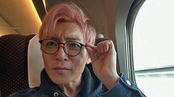 つるの剛士 “自宅”で母の誕生日を盛大にお祝い！リビングで“まさかのリコーダー”披露に「音楽の才能はお母様ゆずり」「よく似てますね！」