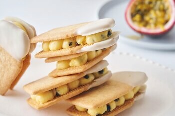 千葉・館山のパッションフルーツ農園『RYO'S FARM』× フェアリーケーキフェアが初コラボ！完熟果実をまるごと味わう、ポリポリ弾ける種の新食感「リリコイ生バターサンド」が6月9日（火）新発売