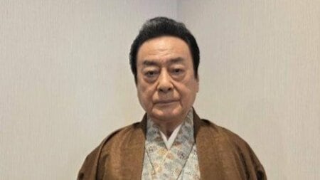 高橋英樹 大島紬の着物をリメイク！落ち着いた色合いの作務衣姿でのんびりとリラックスする様子に反響「素敵ですね」「お似合いです」