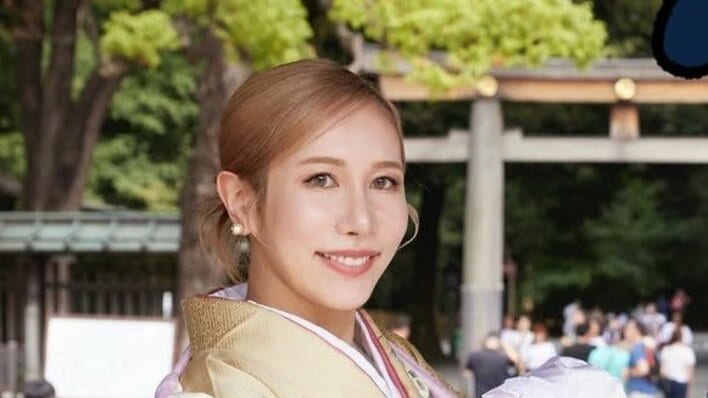 【写真18枚】ヘラヘラ三銃士・ありしゃん 双子を連れての家族旅行ショットを見る