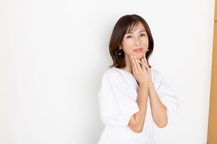 かとうれいこ 56歳「無理、無理って思った」30年ぶりの水着オファーに困惑も、魅惑的なボディと笑顔で魅せた27年ぶりの写真集