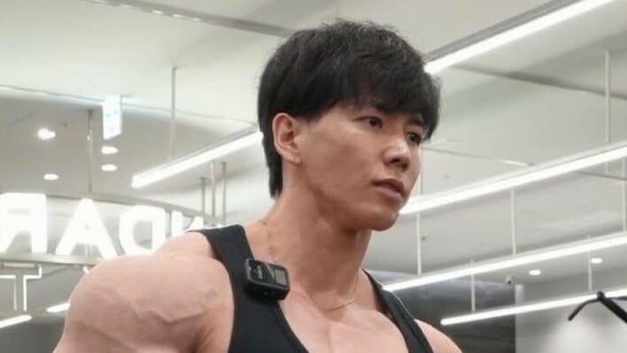 「足くらい太い」異次元の腕披露！横川尚隆 鍛え抜かれた“デカい”筋肉とともにプロカードをかけた大会出場を報告「目指すはてっぺん」