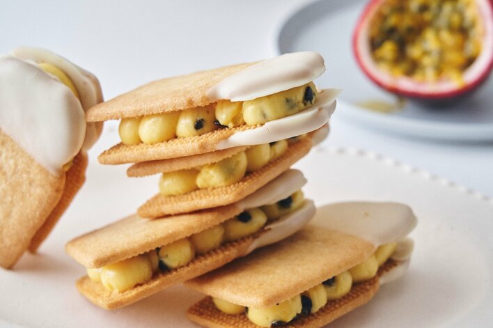 千葉・館山のパッションフルーツ農園『RYO'S FARM』× フェアリーケーキフェアが初コラボ！完熟果実をまるごと味わう、ポリポリ弾ける種の新食感「リリコイ生バターサンド」が6月9日（火）新発売
