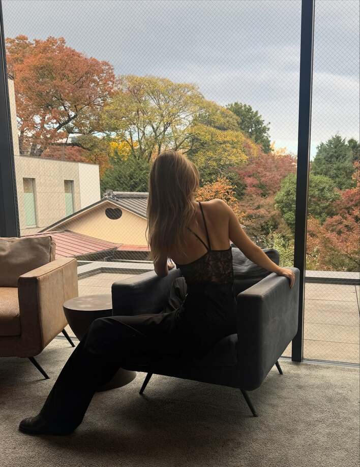 マギー 透け感ランジェリー風のセットアップ姿にファンくぎ付け