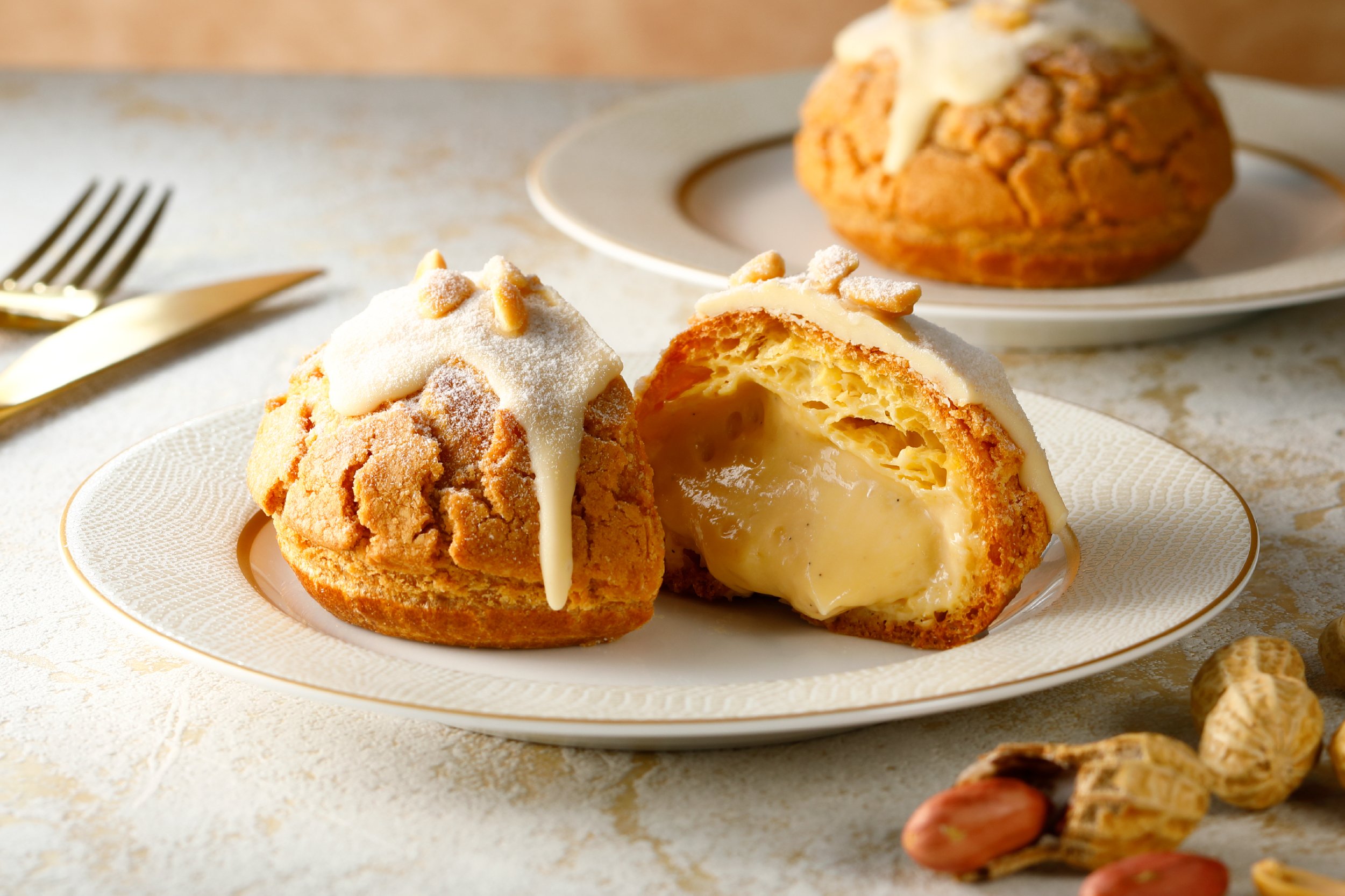 千葉県八街産ピーナッツを ”サクサク” クッキーシューに閉じ込めて