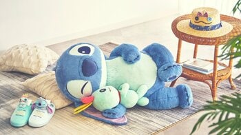 6月26日は「スティッチの日」超特大のふわふわぬいぐるみや夏のお出かけにぴったりな麦わら帽子など新グッズ登場！毎日一緒にいたい愛らしいデザイン