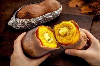 【※これは焼き芋ではありません、バウムクーヘンです】2023年比418％！本物そっくり「極上焼き芋バウム」売上止まらず、秋冬限定から通年販売へ！