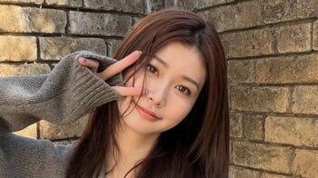 生見愛瑠 美脚際立つ透け感タイツ×ショーパンのコーデを披露！“萌え袖”ニットでニコッと笑顔でポージングする姿に「神スタイル」「足長！」