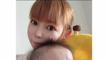 「泣いちゃうのかわいい」中川翔子 生後6ヵ月双子のおもちゃ取り合った泣き顔を公開！ベビーサークル内で自由きままに遊ぶ様子も