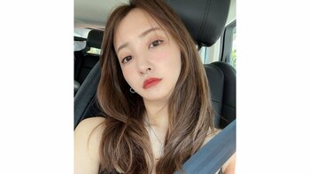 「お肌つるっつる！」板野友美 超どアップショット公開！赤リップで大人っぽい表情を浮かべ…「キレイすぎて見入っております」