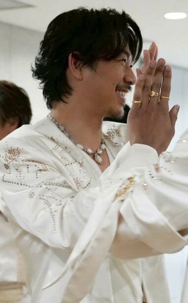 別人じゃん」EXILE AKIRA 雰囲気ガラリなロン毛×ヒゲの“ワイルド姿