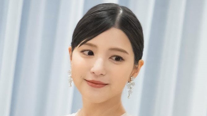 川島海荷 結婚式での純白ウェディングドレス姿を公開！入場直前の緊張した表情や美背中のぞかせ教会にたたずむショットに「ドラマかと」「なんて素敵なの」